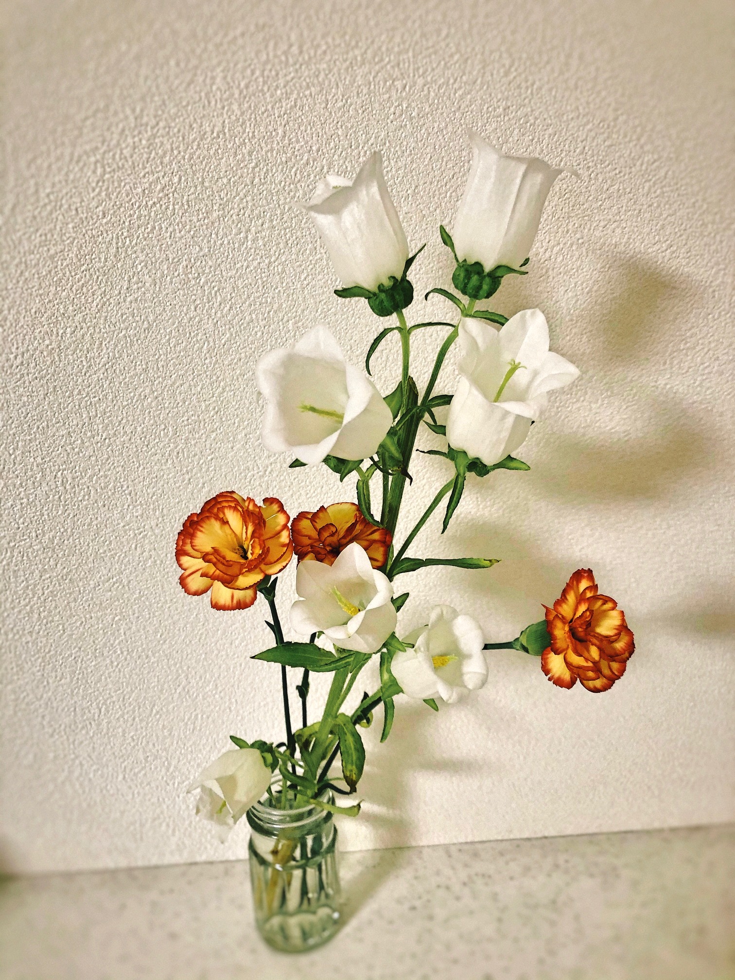 お花をいくつか分けて飾るのも◎
