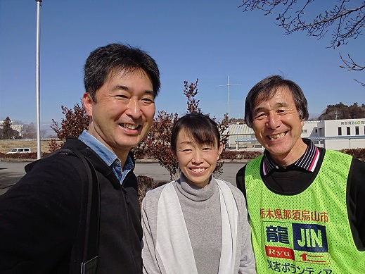 右から小堀さん、谷田さん。仮設住宅跡にて