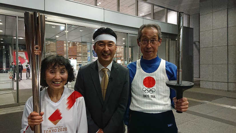 久保庭美代子さんと隆夫さんとトーチと