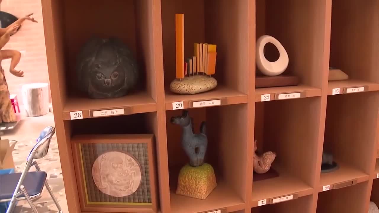 げた箱にアート作品を展示 廃校になった中学校を活用 28日まで